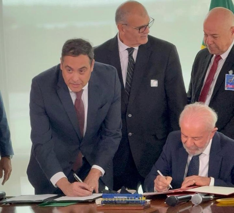 Paulo Câmara e o presidente Lula assinaram aditivo que assegura recursos para conclusão da ferrovia Foto: Hannah Sousa