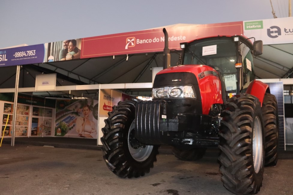 Seis contratos foram assinados para financiamento de caminhão, trator e investimentos rurais