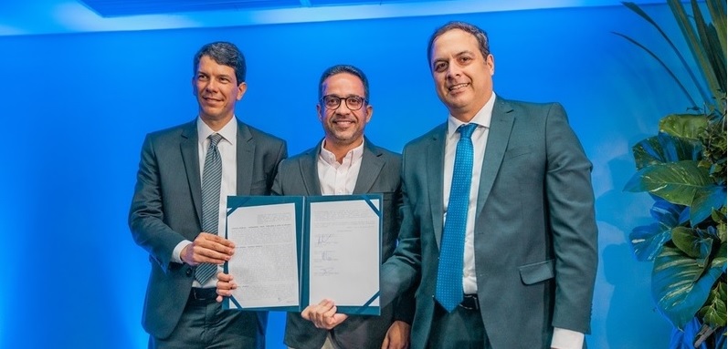 Presidente do BNB, Paulo Câmara (D), governador Paulo Dantas (C) e o CEO da BRK Alexandre Thiollier (E) assinam contrato para saneamento da região metropolitana de Maceió.