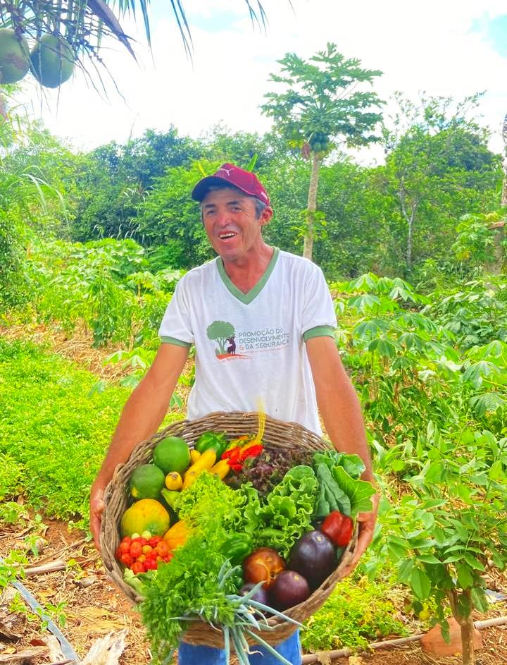 Agricultor José Cícero e os produtos da horta agroecológica.