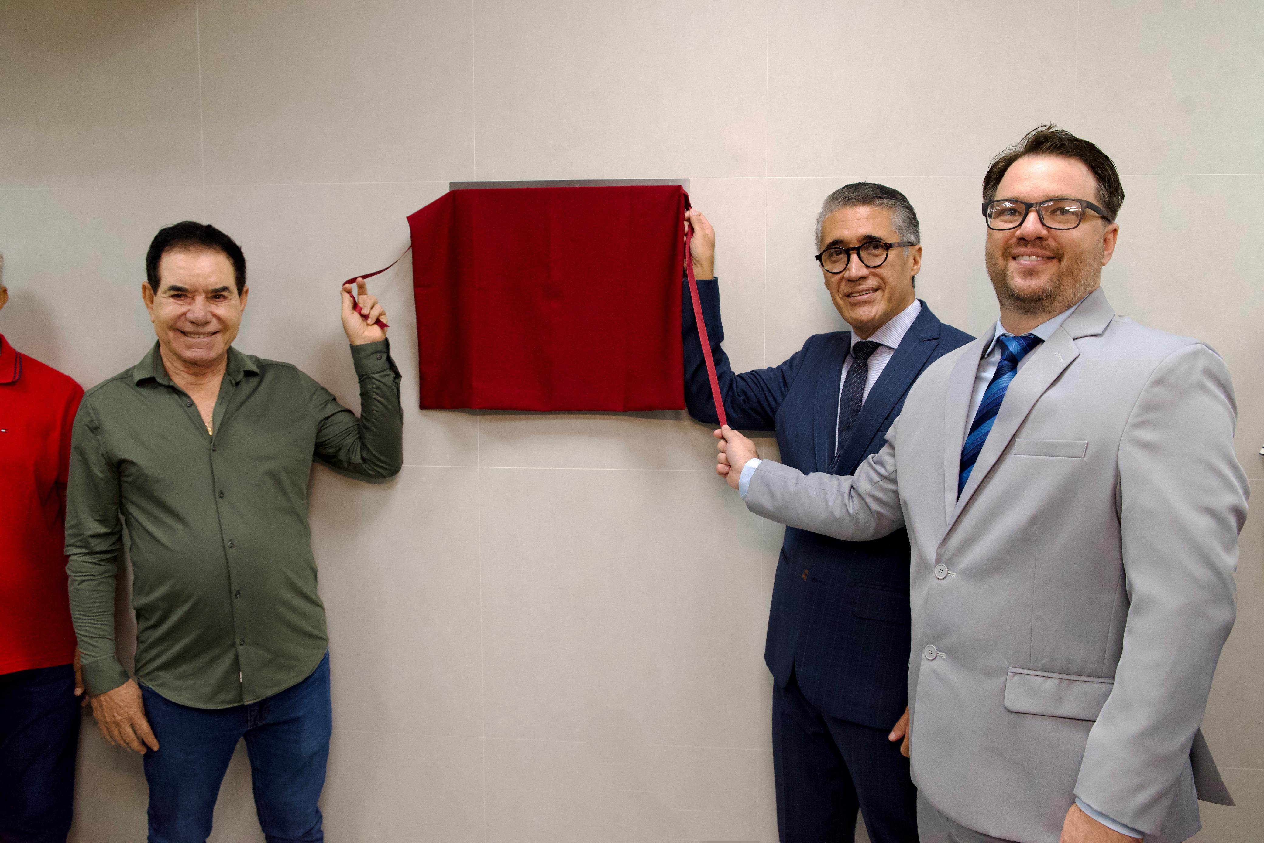 Prefeito Gentil, superintendente Wesley e gerente Carlos inauguraram a agência (fotógrafo: Vitto de Paula).