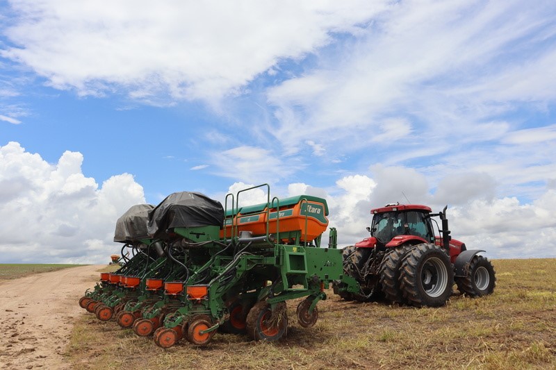 Máquina agropecuária financiada pelo Banco do Nordeste em Arinos. Foto: Ulisses Vasconcellos.