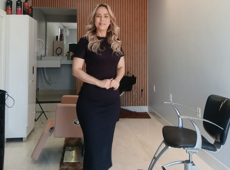 Aparecida em seu salão, em Monte Azul, montado com recursos do Crediamigo. Foto: arquivo pessoal.