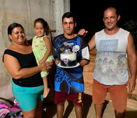 Jusiane, a filha, Hiago e José: família de agricultores que conta com o apoio do Agroamigo. Foto: arquivo pessoal.