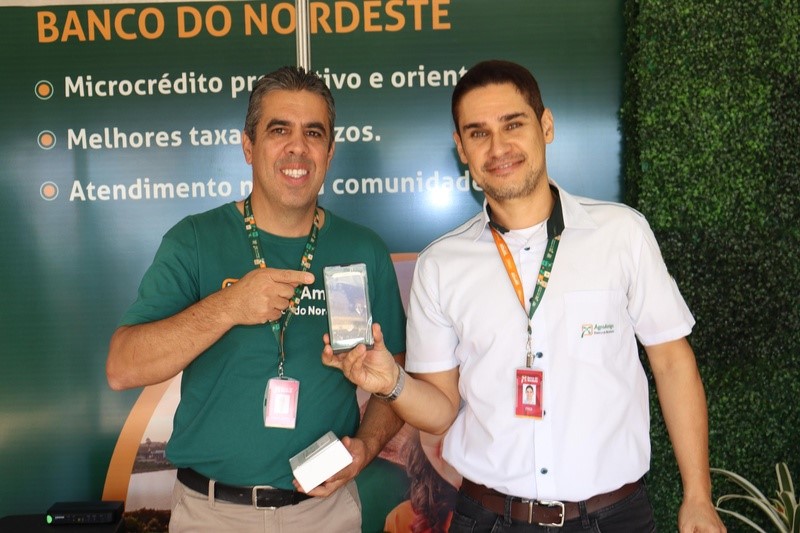 Gerente executivo Evacir de Oliveira e gerente do Agroamigo Frederico Silveira apresentam maquininha do programa. Foto: Ulisses Vasconcellos