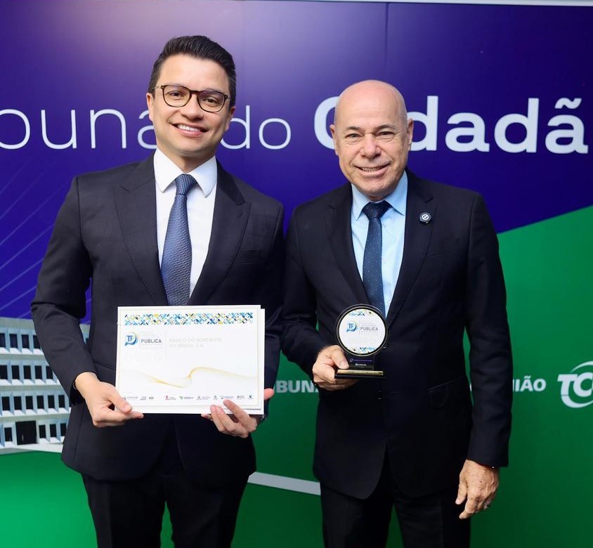 Diretor de Controle e Risco do BNB, Leonardo Cruz, e o presidente Wanger Alencar recebem Selo Ouro do TCU (Foto: Divulgação BNB)