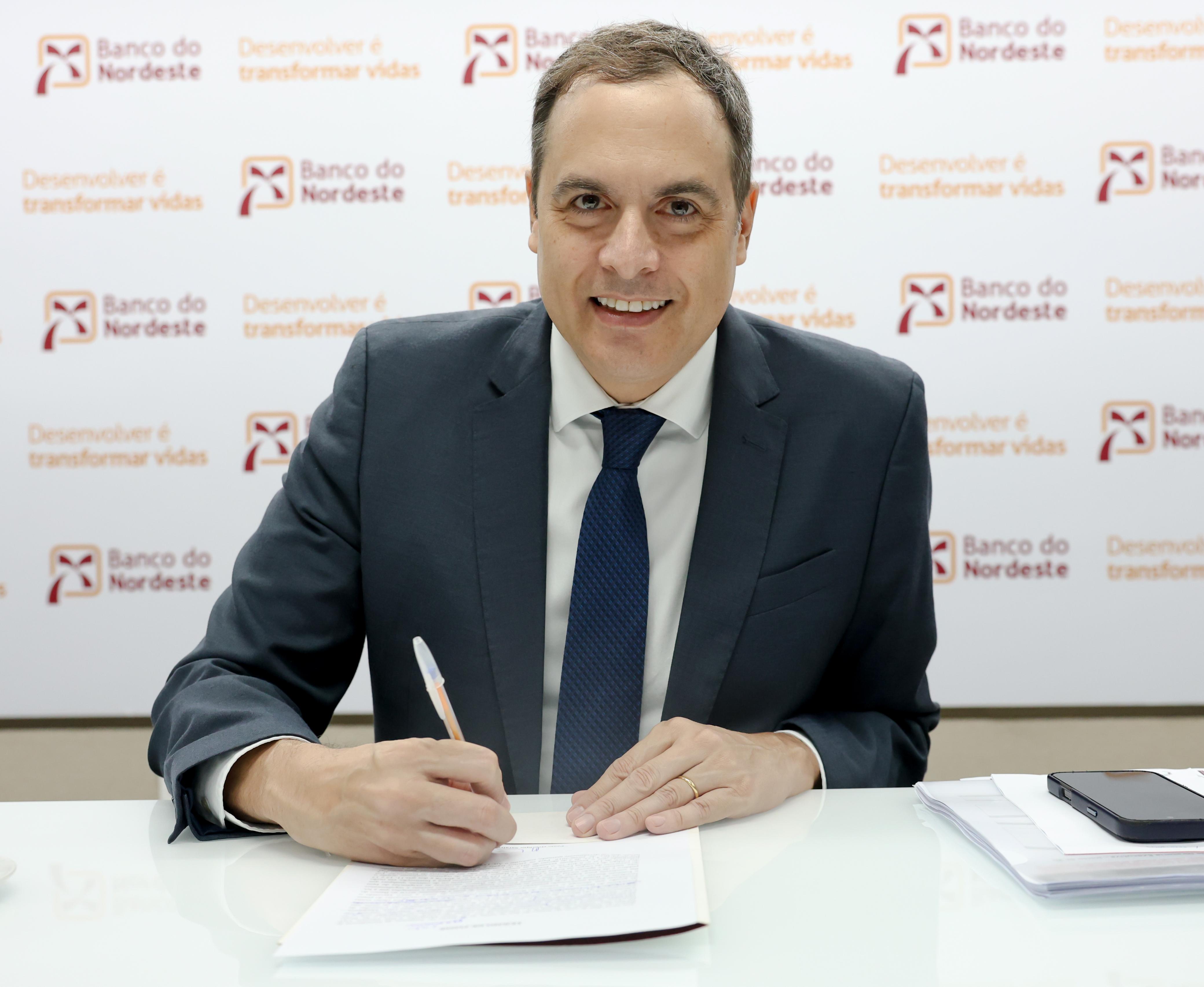 O economista Paulo Câmara assina termo de posse FOTO Fernando Cavalcante